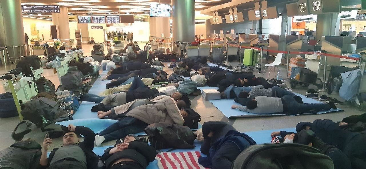 Аэропорт домодедово азиаты. Мигранты в аэропорту. Таджики в аэропорту. Узбекский мигранты в аэропорту. Застряли в аэропорту.