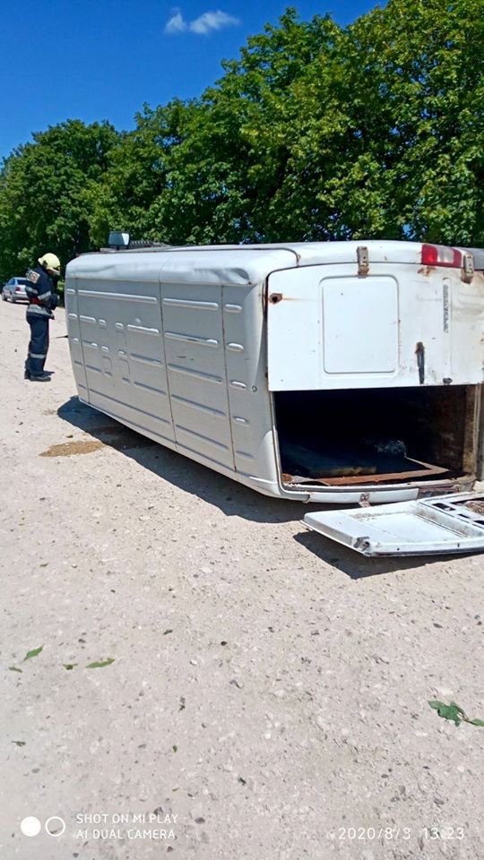 ДТП в Сынжерей: спасатели вызволяли зажатого в микроавтобусе водителя