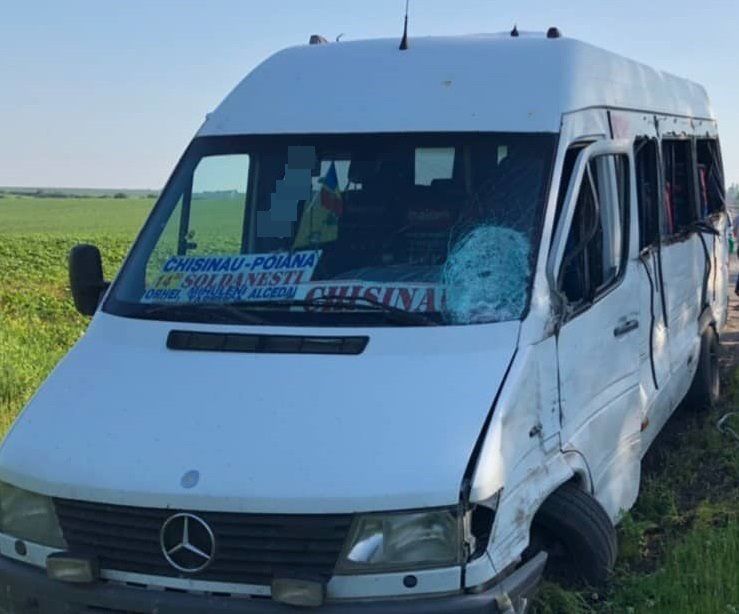 Автобус, который вез людей на акцию ДПМ, попал в ДТП в Шолдэнештах