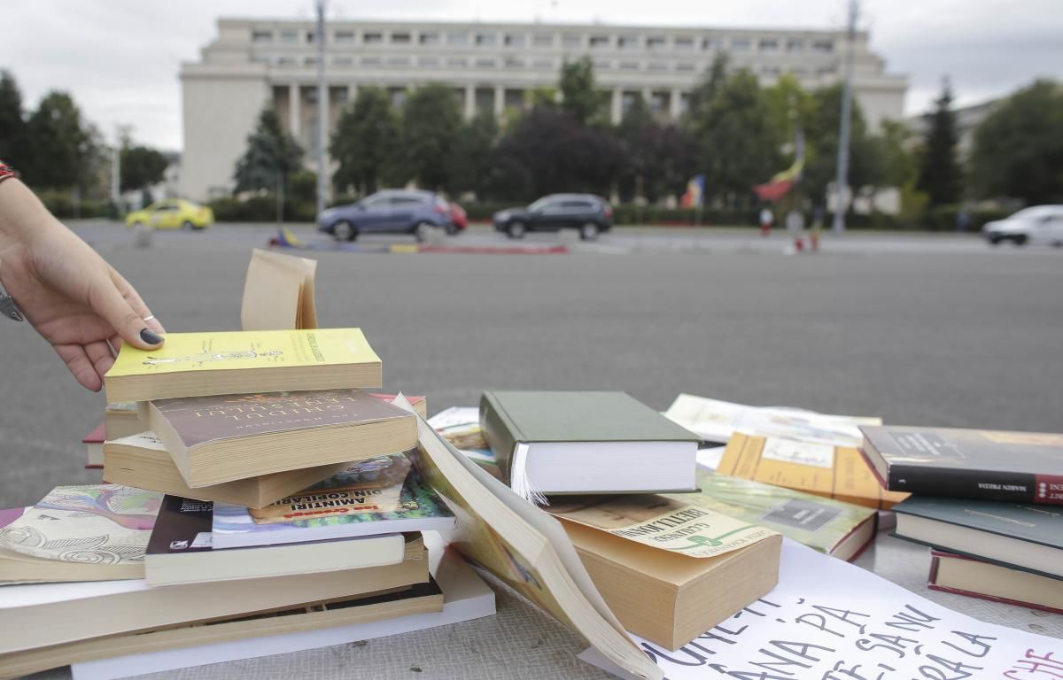 В Румынии требующие отставки министра образования дарят ему книги