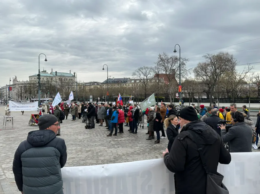 Оппозиция покинула парламент Австрии в знак протеста во время выступления Зеленского