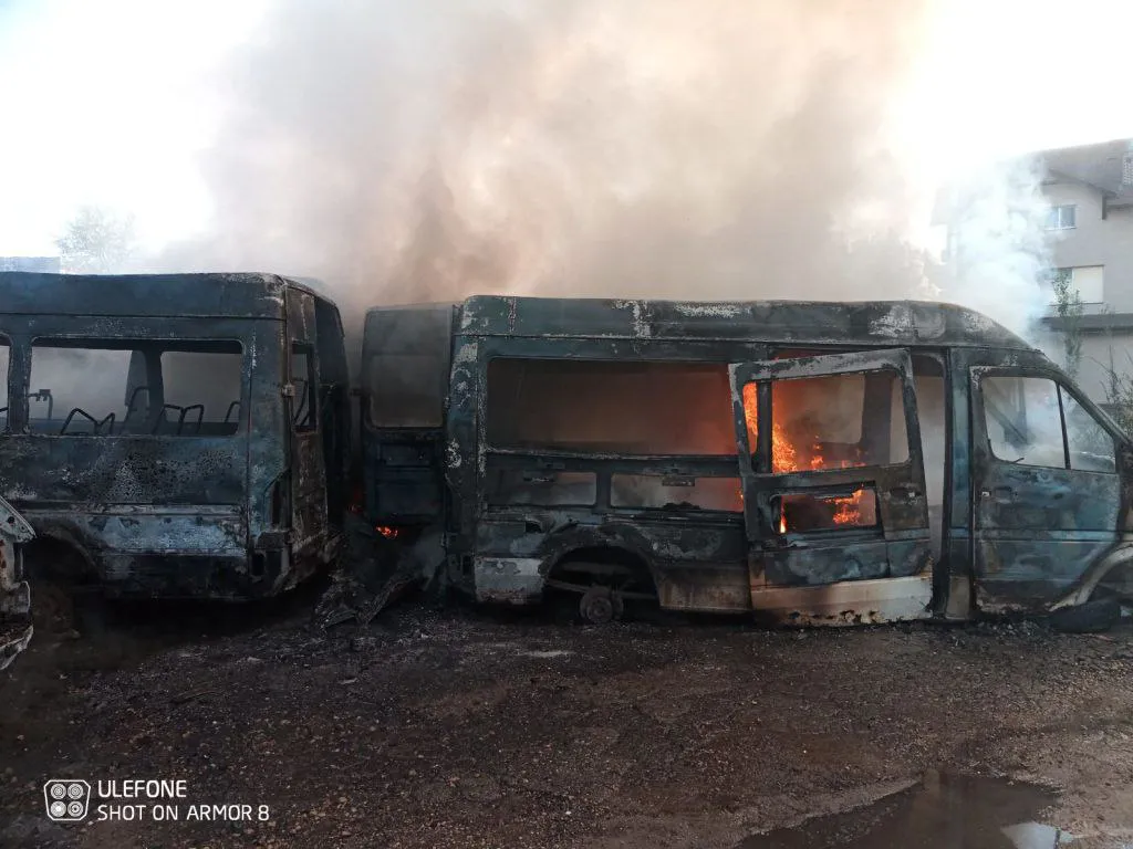 На Чеканах вспыхнул пожар: загорелся брошенный автомобиль