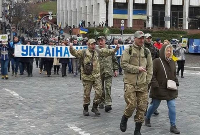 Националисты в Киеве обстреляли российское посольство