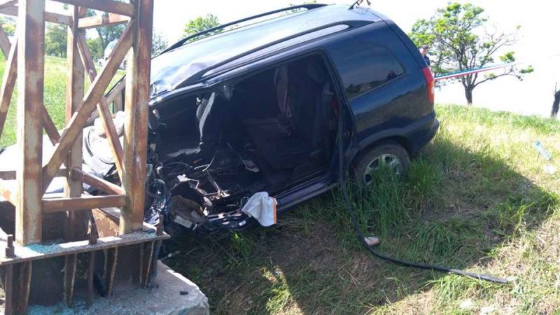 Un bărbat a adormit la volan și s-a izbit violent într-un stâlp