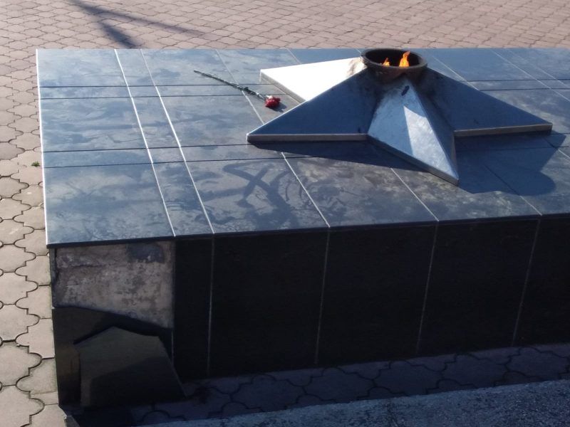 На Мемориале Славы в Комрате вандалы разрушили плитку