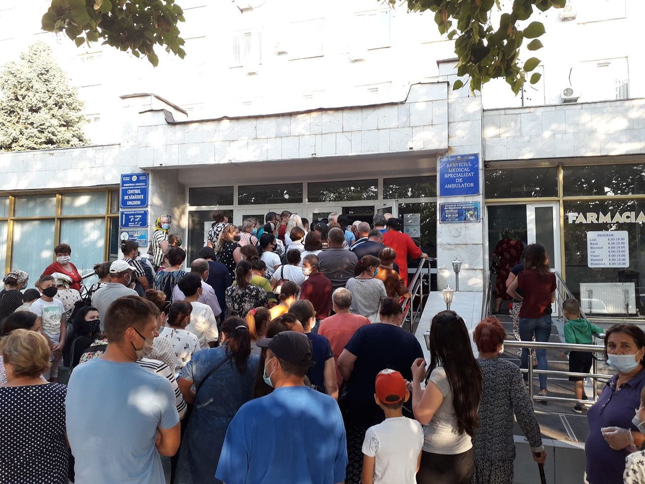 В Унгенах у Центра семейных врачей люди выстроились в длинную очередь
