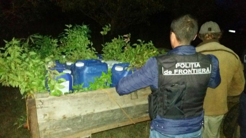 O căruță ticsită cu butelii pline cu alcool, reținută la frontieră
