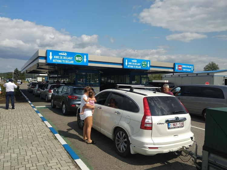 На двух КПП страны образовались очереди
