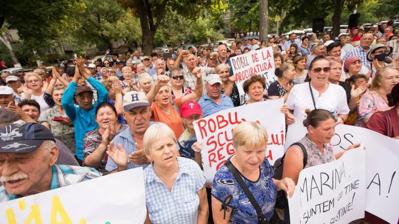Сторонники Шора, протестуя у здания АП, принесли макеты Санду, Робу и Литвиненко