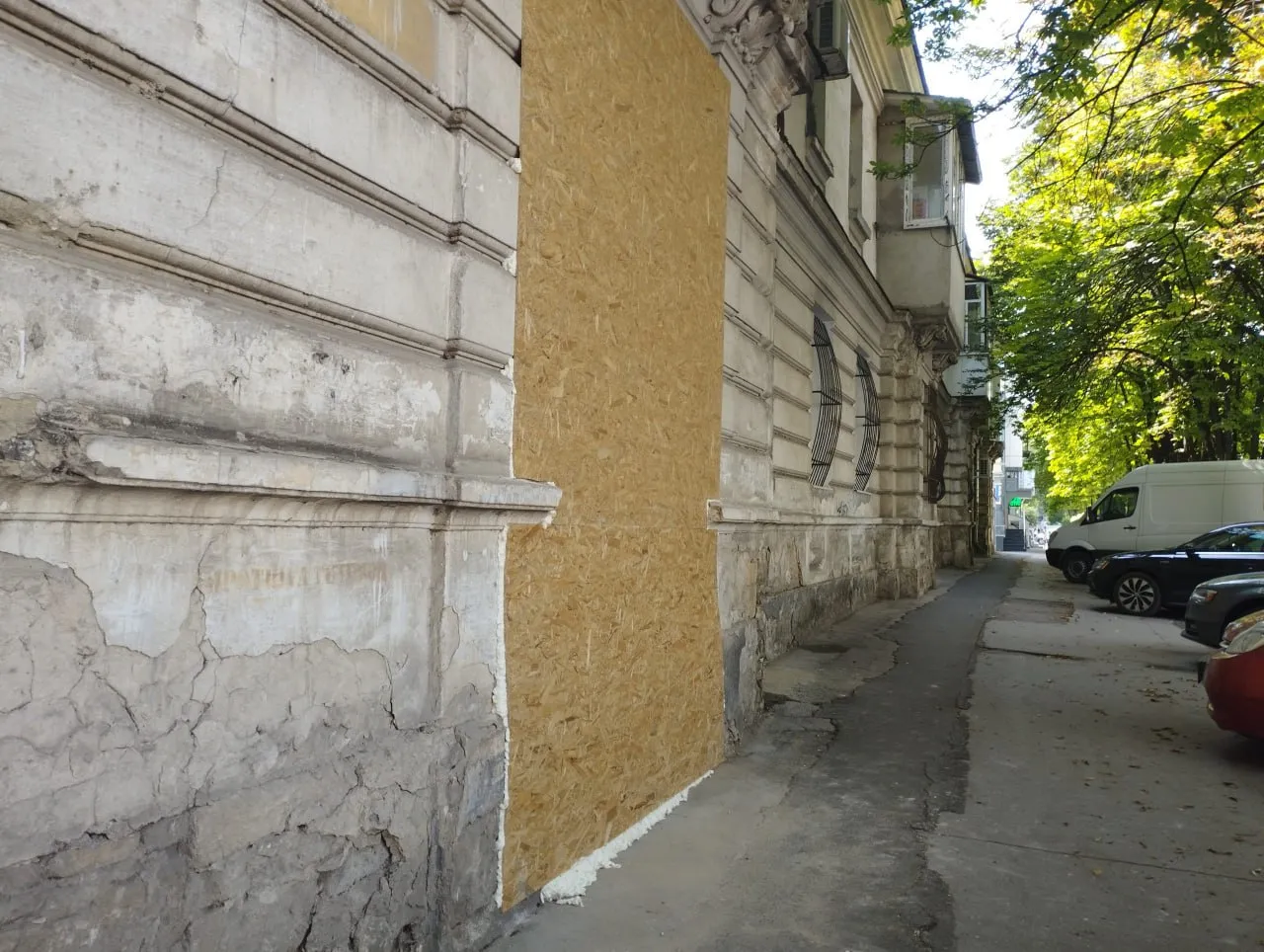 Locuitorii unui bloc din Chișinău sunt revoltați de reconstrucția neautorizată a clădirii