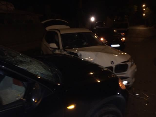 Două BMW-uri s-au ciocnit pentru că nu au împărțit drumul