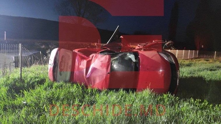 В Ниспоренском районе перевернулся автомобиль с молодыми людьми