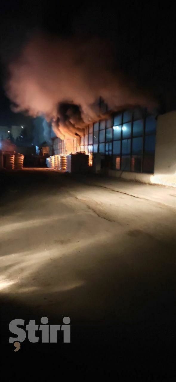 С огнем на заводе "Мезон" боролись 55 пожарных