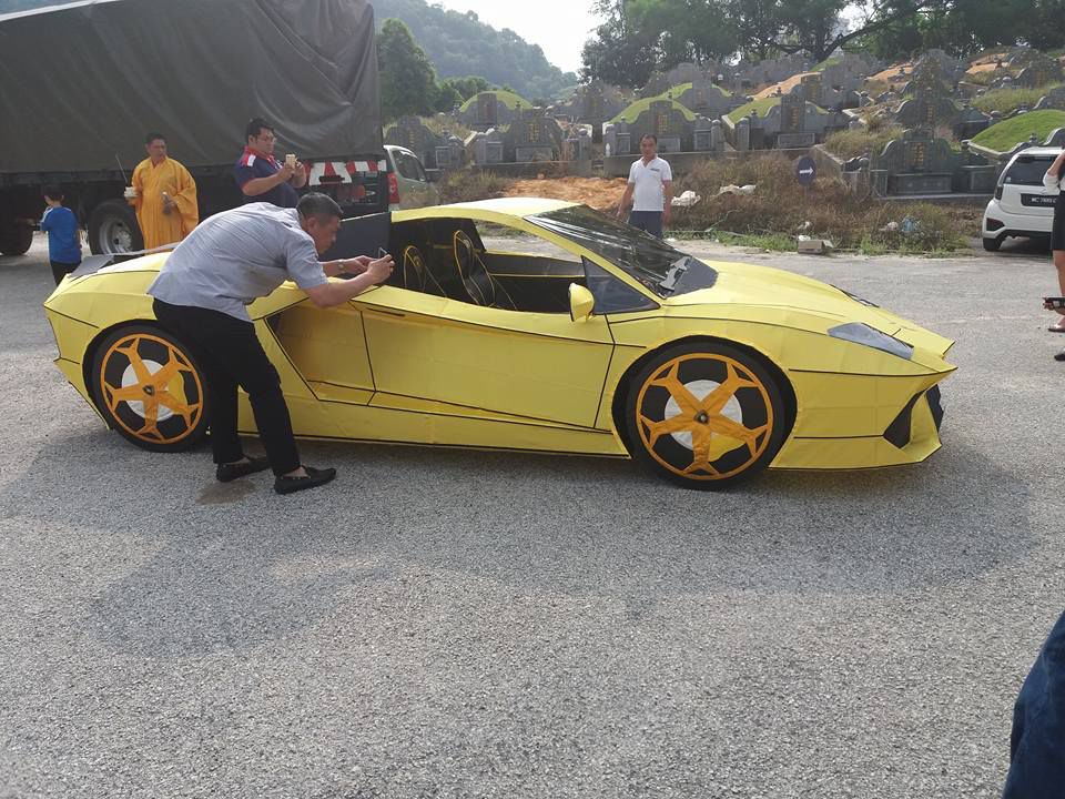 Au plătit 5.000 de dolari ca să ardă un Lamborghini făcut din hârtie
