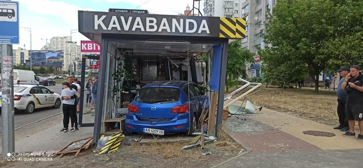 В Киеве автомобиль въехал в кафе на остановке общественного транспорта