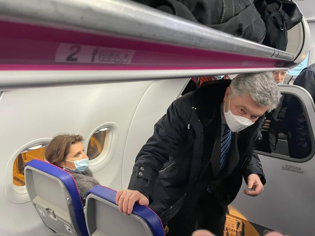 Подозреваемый в госизмене Порошенко прилетел в Украину