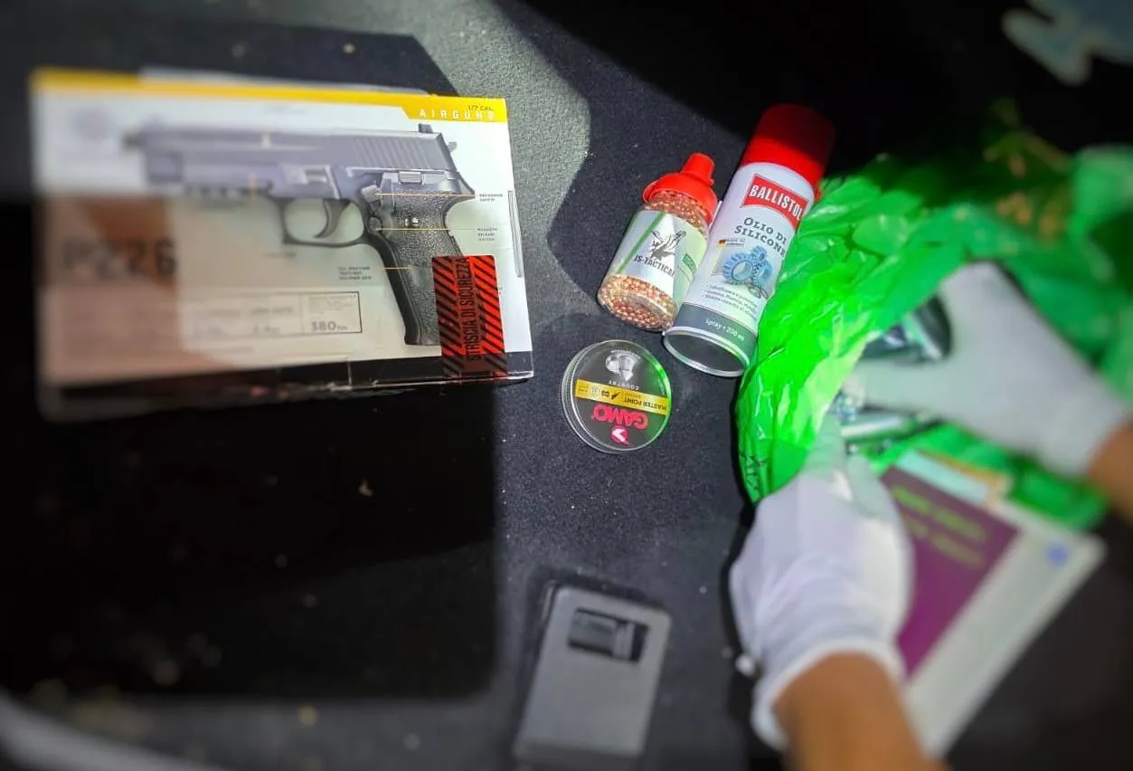 Un pistol pneumatic și sute de proiectile, confiscate la punctul de control Leușeni