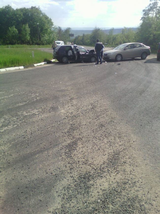 Grav accident pe traseul Nisporeni-Chisinau. Doua masini s-au tamponat violent intr-un sens giratoriu