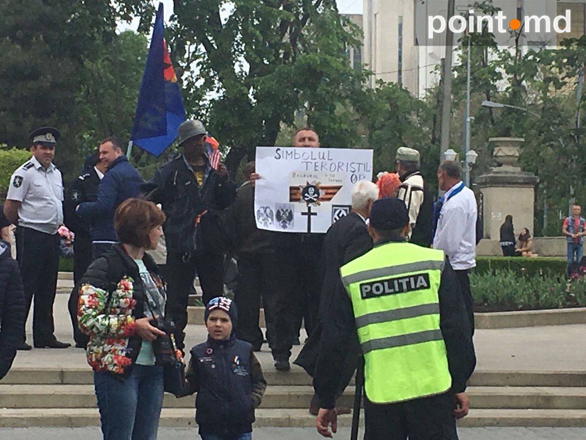 Оноже вышел с плакатом "георгиевская ленточка - символ терроризма"