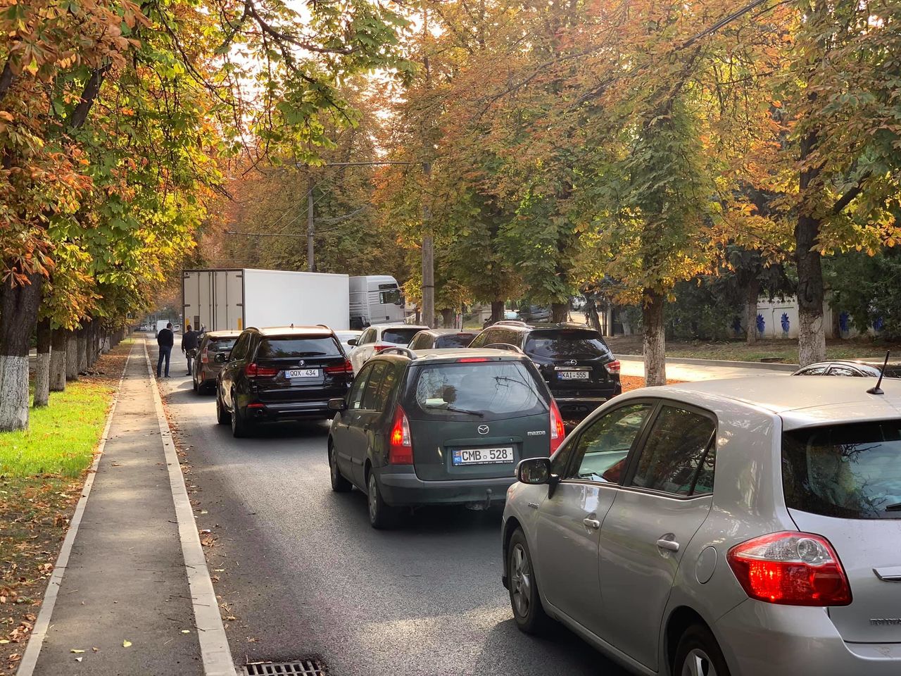 На обновленной улице Зелинского с трудом поворачивают грузовики