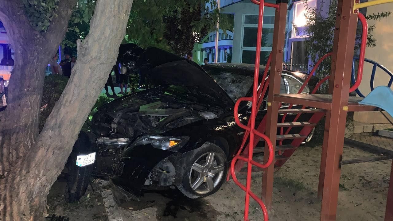 В Кишиневе Mercedes влетел в забор детской площадки, сбив двух людей
