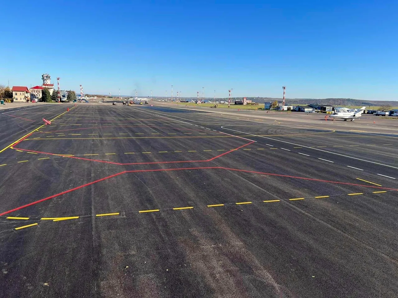 Prima etapă de modernizare a platformei de îmbarcare-debarcare a Aeroportului Internațional Chișinău, finalizată