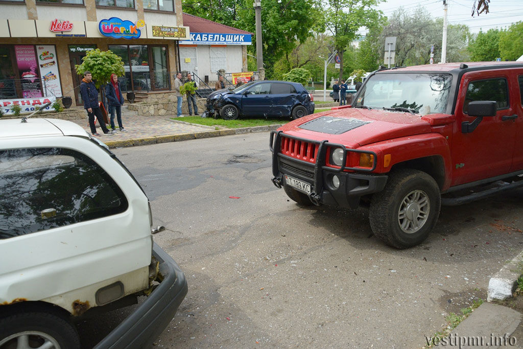 В центре Тирасполя маршрутка врезалась в четыре машины