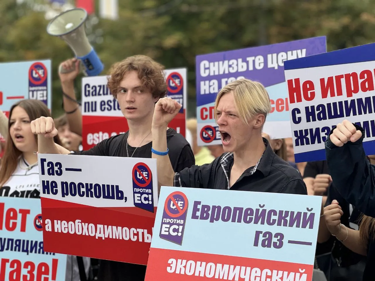 Десятки сторонников Илана Шора устроили флешмоб возле президентуры