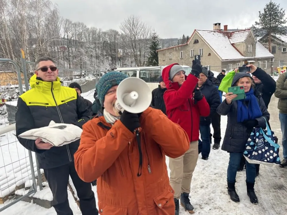 В пострадавшей от наводнений польской Силезии на акции протеста "открыли" несуществующий мост
