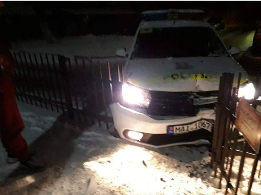 Accident ciudat la Buiucani: Mașina Poliției, parcată într-un gard. Ce spun martorii