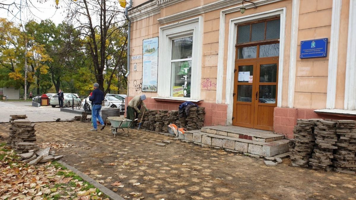 Тротуары на улицах Пушкина и Бэнулеску-Бодони преображаются