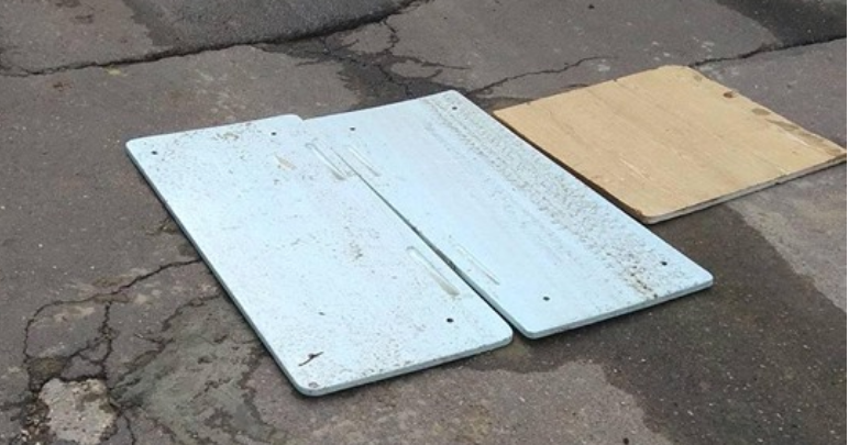 В Кишиневе ямы на дорогах прикрыли старыми досками