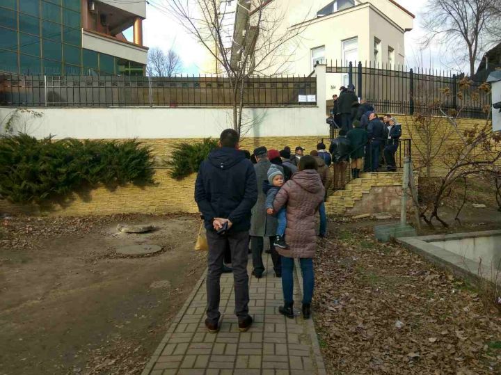 Молдаване с румынским гражданством стояли в очередях на избирательных участках