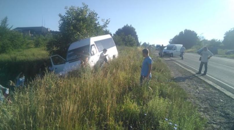 Возле Оргеева микроавтобус с пассажирами слетел в кювет