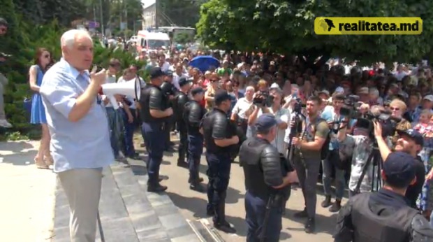Orheienii protestează în fața Judecătoriei Buiucani și cer eliberarea primarului: ”Îl vrem acasă pe Ilan Shor”
