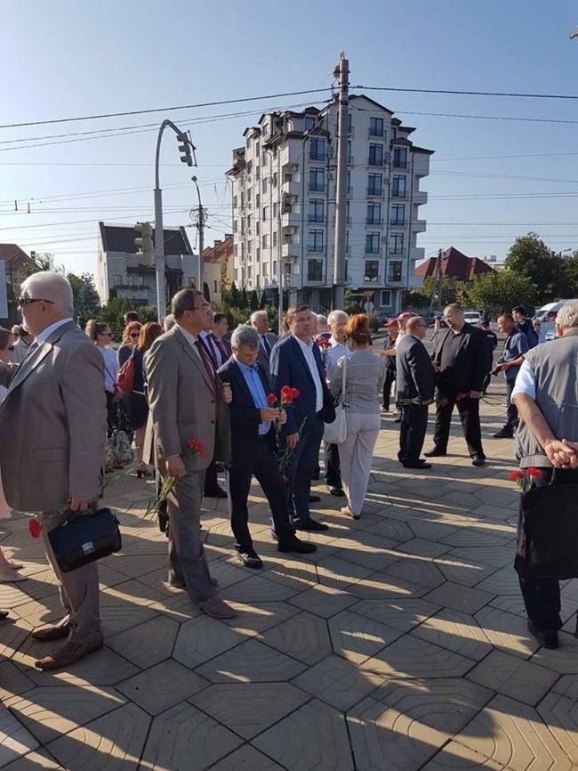 Игорь Додон возлагает цветы у Вечного огня по случаю освобождения Молдовы