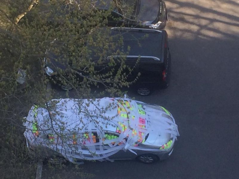 Un automobil în Chișinău, lipit în abundență cu hărtie colorată
