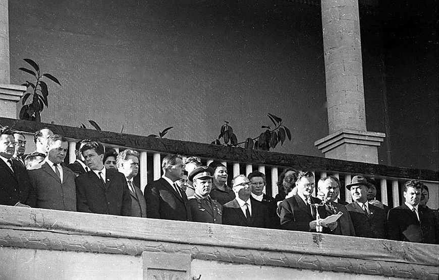 Опубликованы фотографии, как молдаване встречали космонавтов