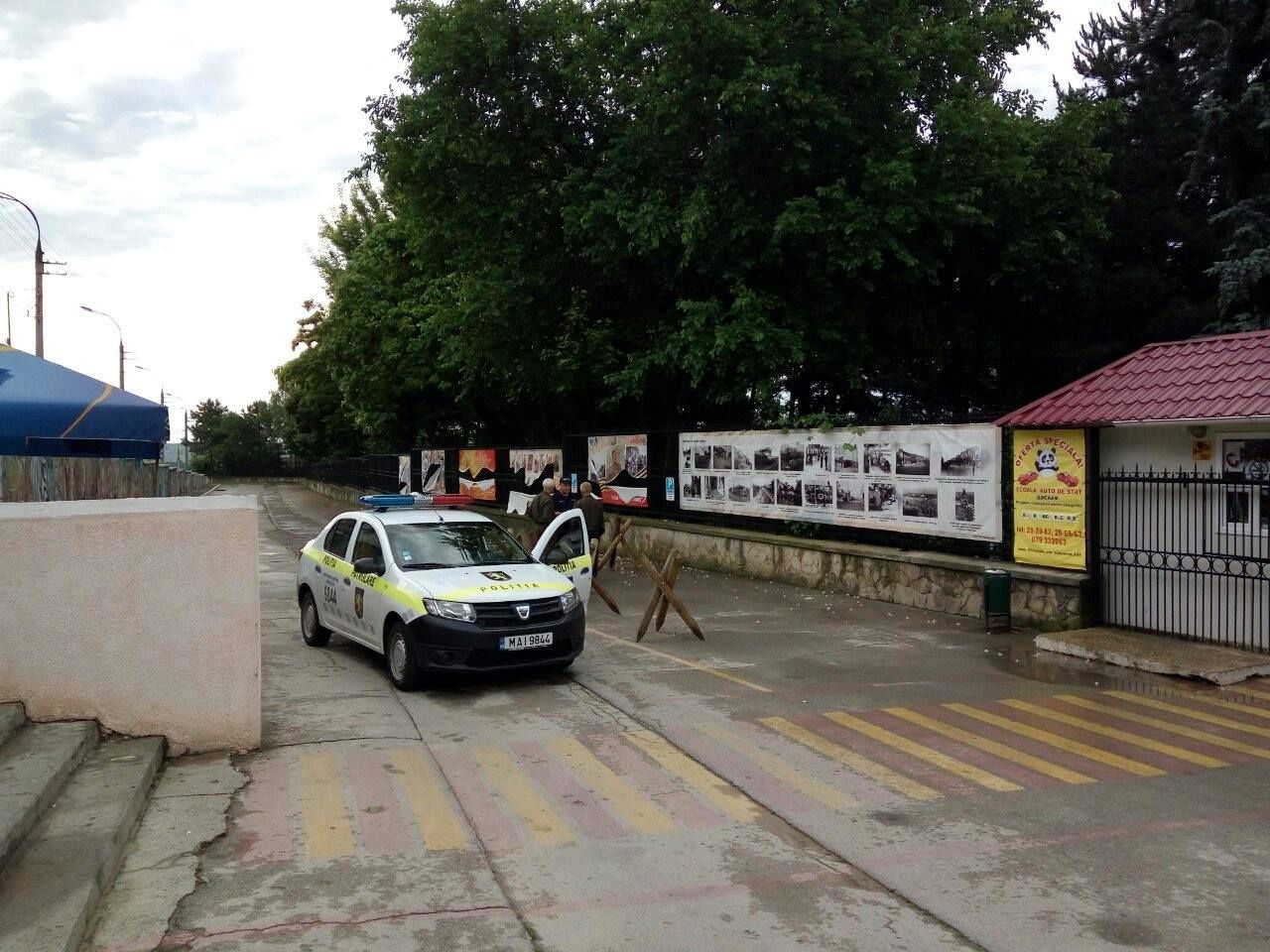 Вандалы изрезали вывешенные на заборе зоопарка поздравления ветеранам