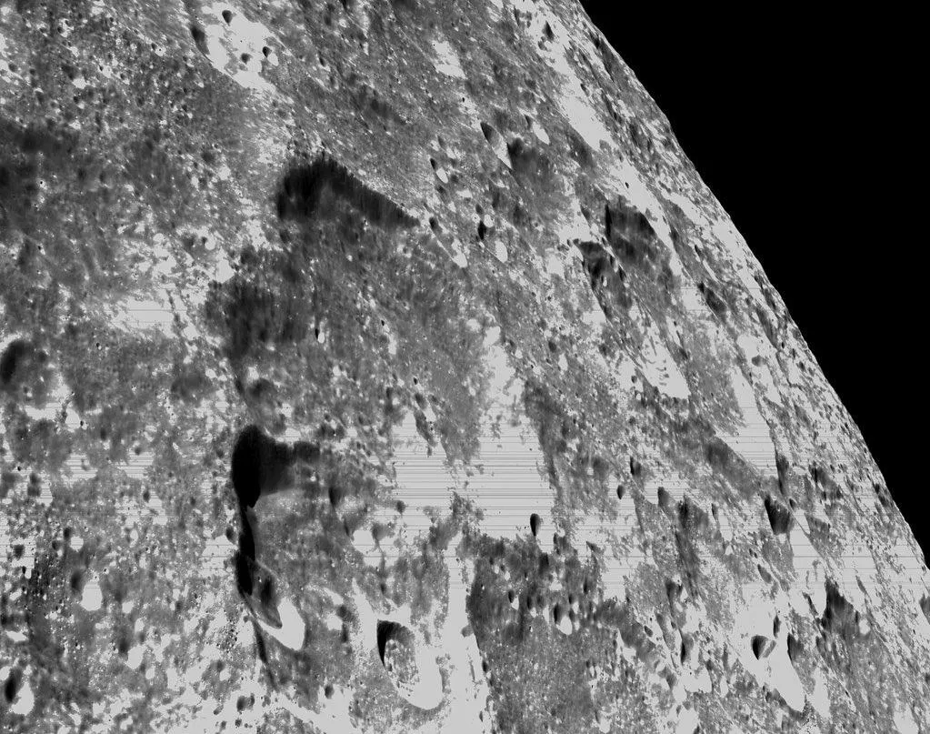 NASA показало фотографии Луны, сделанные с максимально близкого расстояния