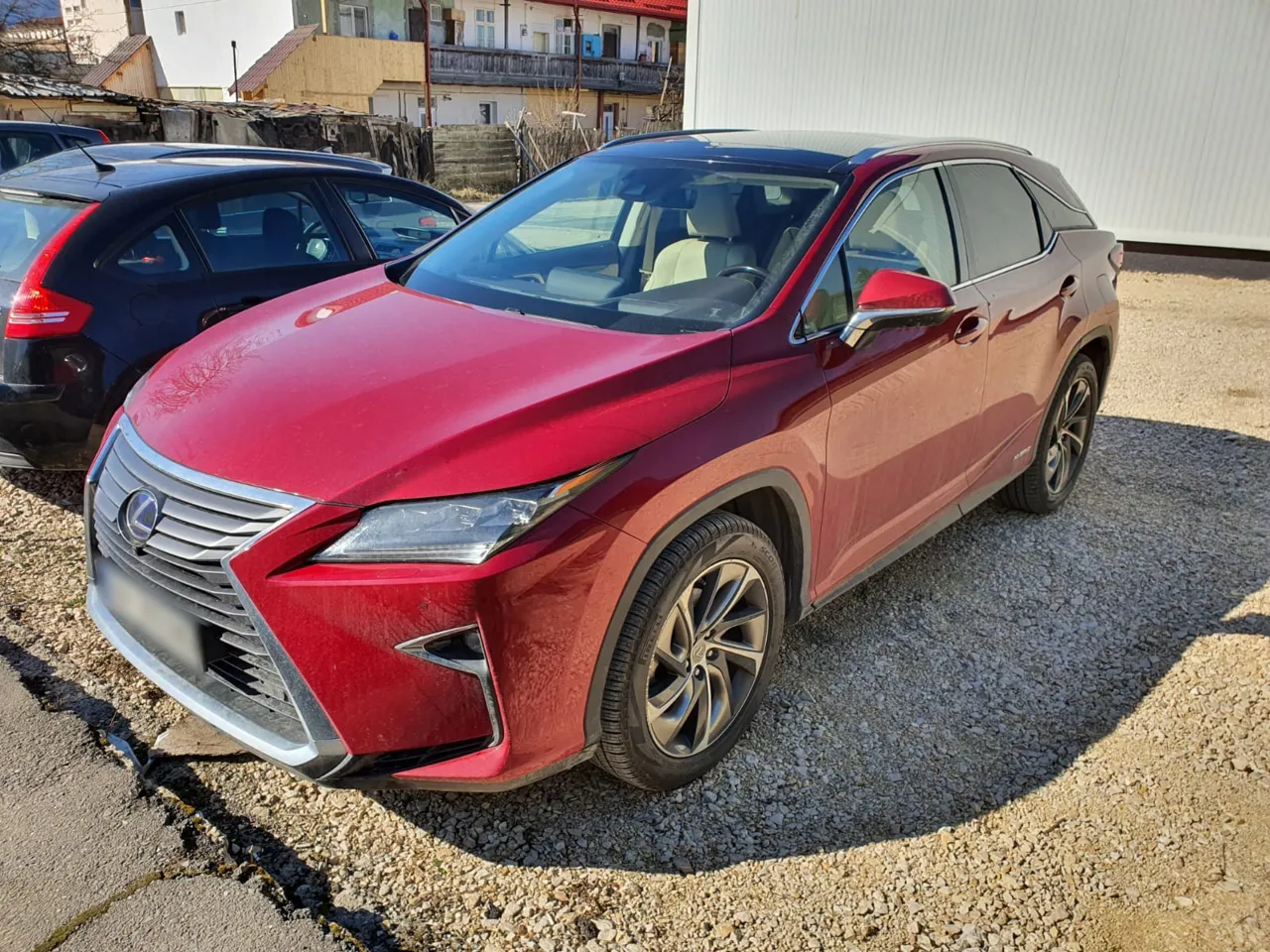 В Брашове взяли под стражу молдаванина, ранее угнавшего автомобиль Lexus