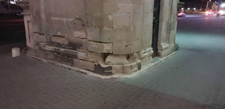 Триумфальная арка в центре Кишинева разрушается