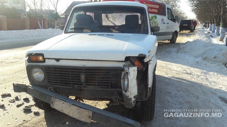 В центре Комрата автомобиль угодил в дерево