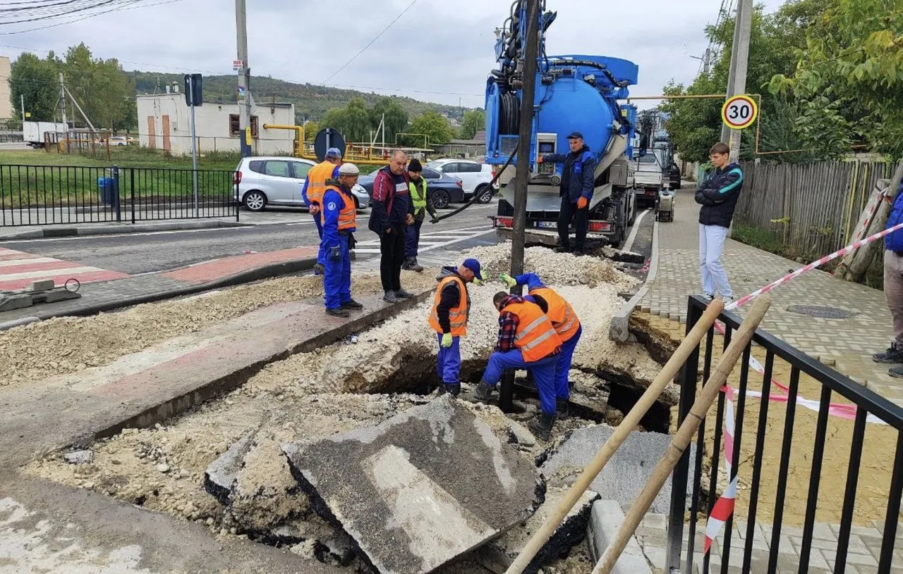 O bucată de asfalt s-a surpat la Sângera din cauza unei greșeli comise acum zece ani