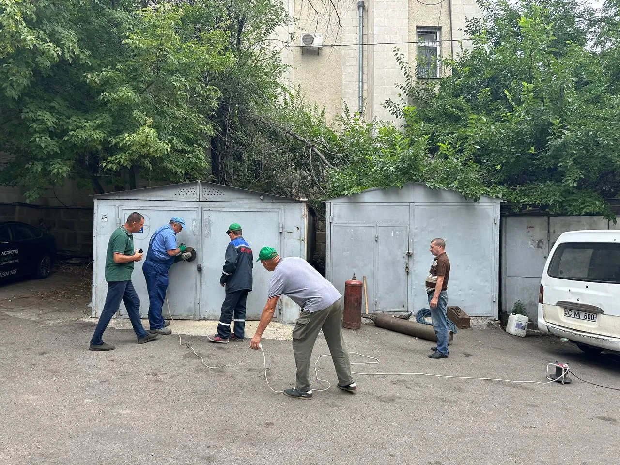 В Кишиневе демонтировали три металлических гаража: были установлены незаконно