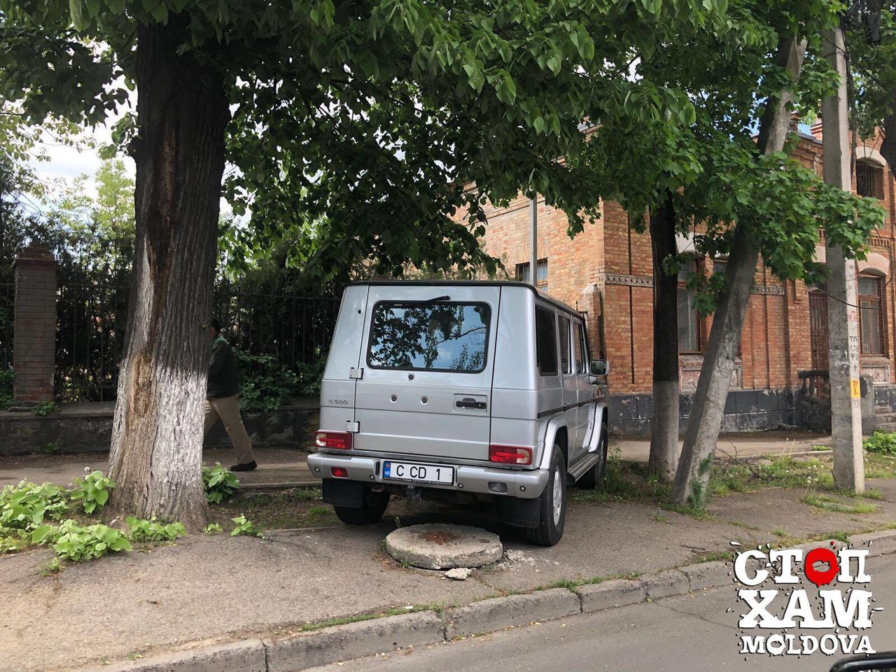 Шалару снова припарковал свой Мерседес на тротуаре