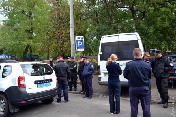 В центре Одессы военные перекрыли дорогу
