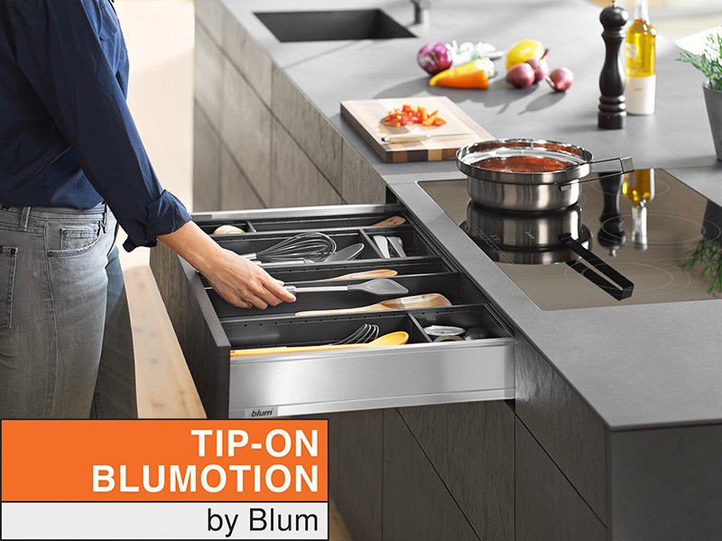 В холле Shopping Center MallDova проходит презентация мебельного салона Blum house