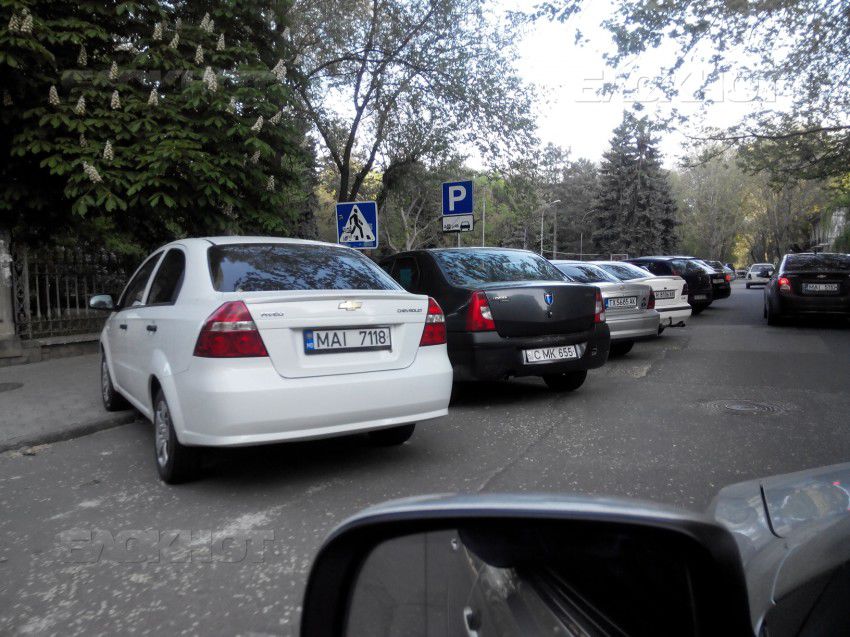 Автомобиль МВД засняли припаркованным на пешеходном переходе