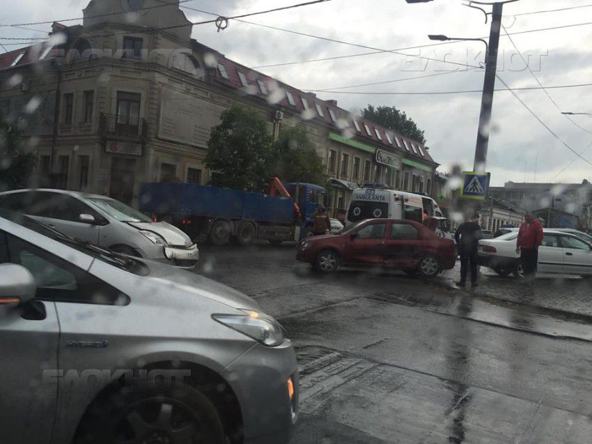 Два автомобиля столкнулись в центре Кишинева: образовалась пробка